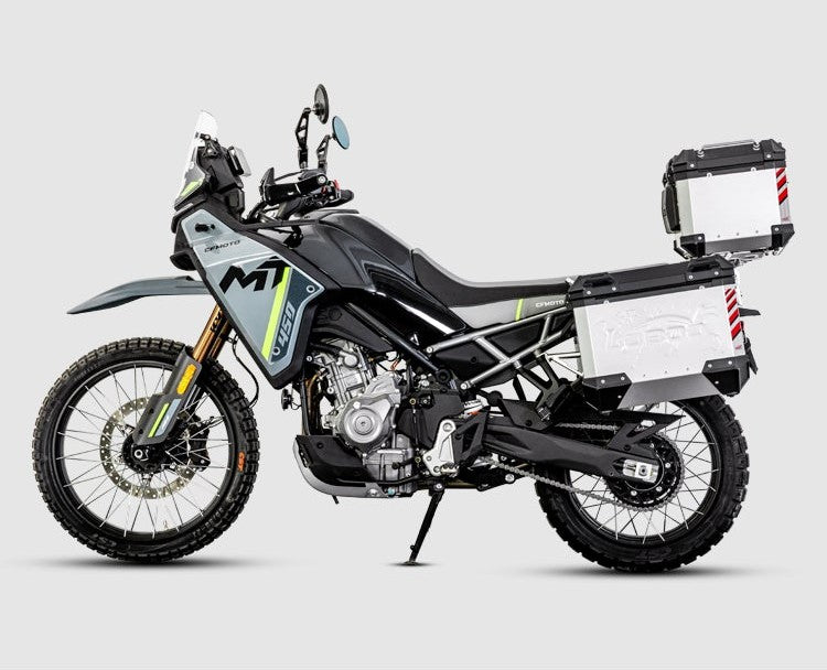 CFMOTO 450MT di lato con valigie laterali e bauletto LOBOO PIKE TRACKER argento