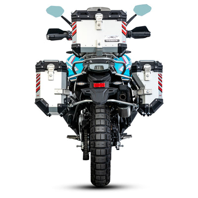 CFMOTO 800MT-X vista da dietro con valigie laterali e bauletto LOBOO PIKE TRACKER argento