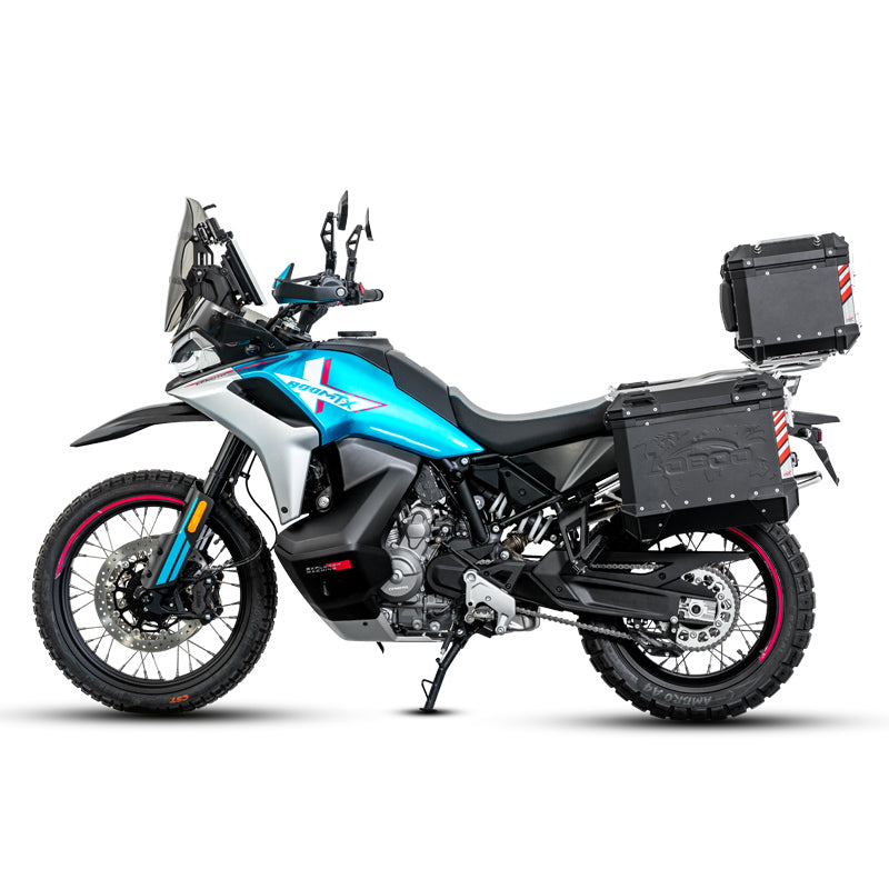CFMOTO 800MT-X di lato con valigie laterali e bauletto LOBOO PIKE TRACKER neri