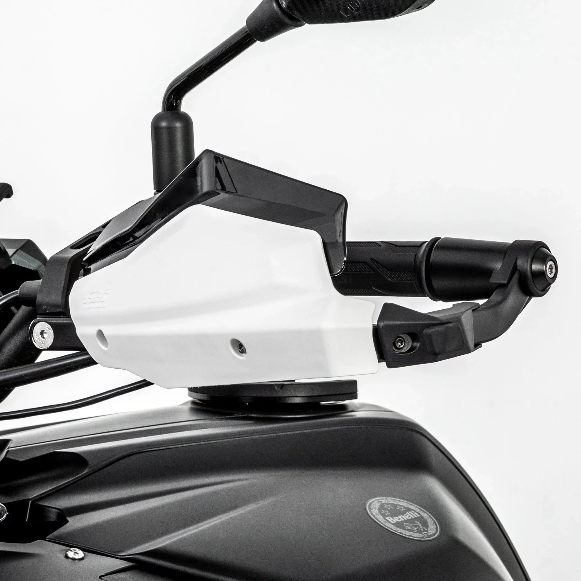 Paramani LOBOO CHS683 con scudo bianco montati sulla Benelli TRK 552X