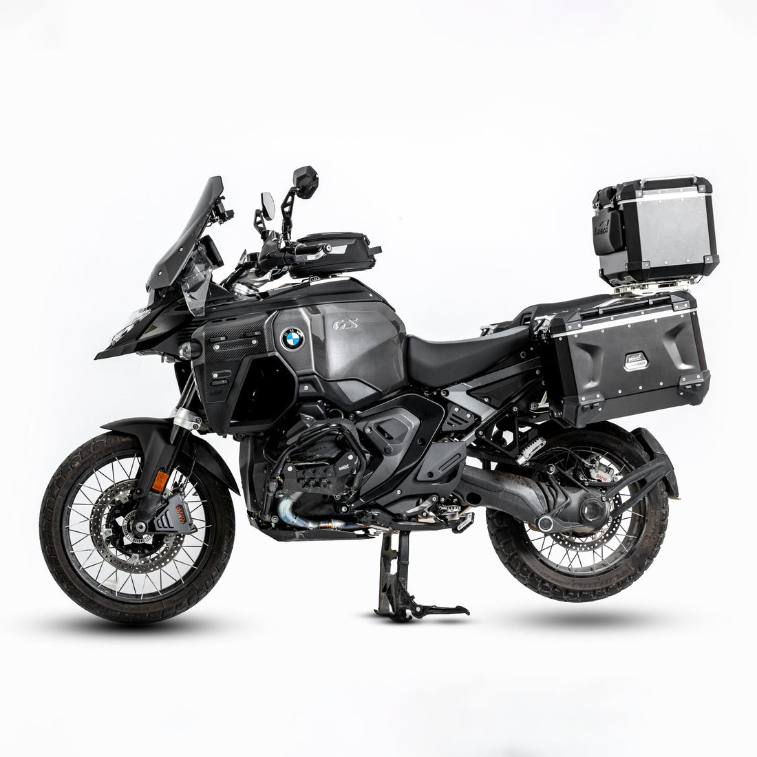 BMW R 1300 GS Adventure con cover in carbonio e bagaglio completo, vista laterale sinistra