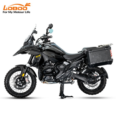 BMW R 1300 GS di profilo con le cover radiatore in carbonio LOBOO CSB131