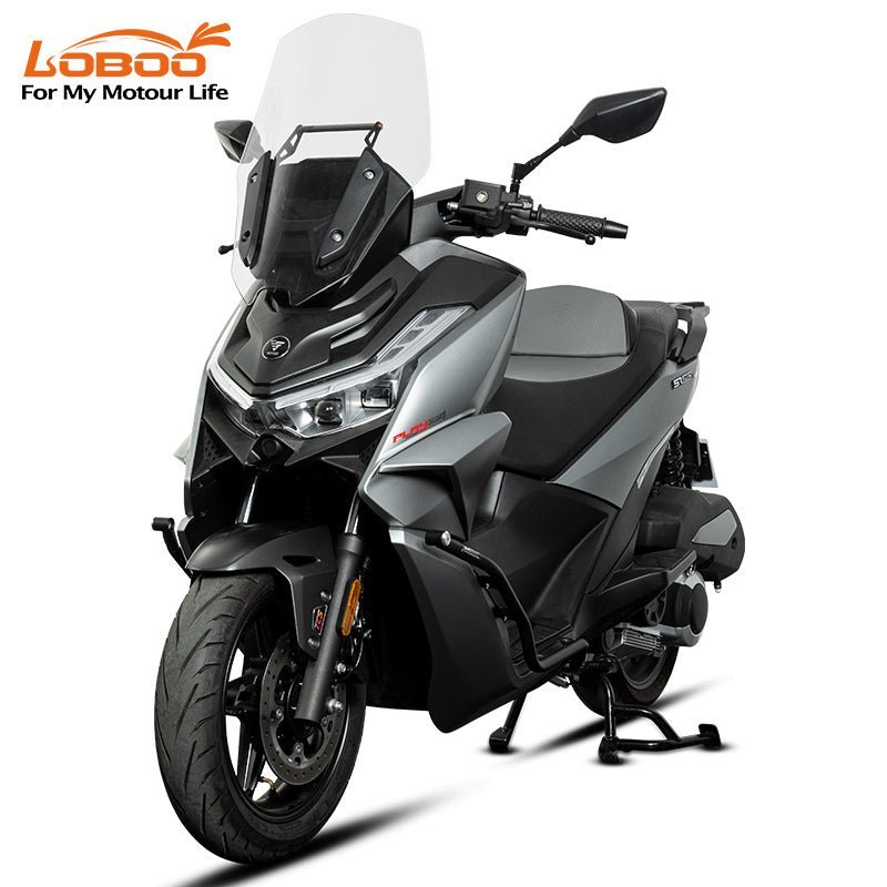 Support élargi pour une conduite debout plus stable, pour Voge SR250GT.