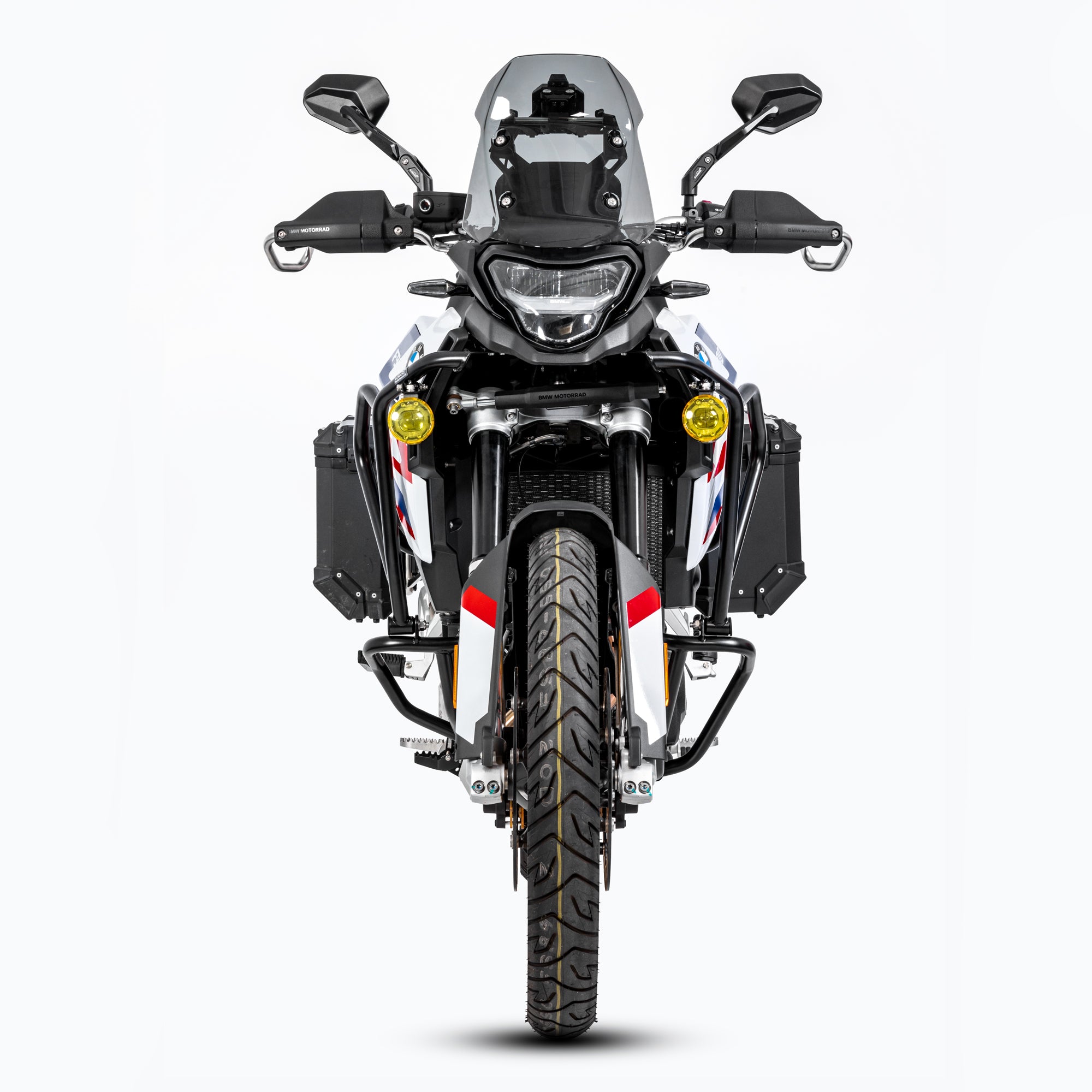 BMW F900GS vista frontale con crash bar LOBOO CHG025 nero e faretti ausiliari