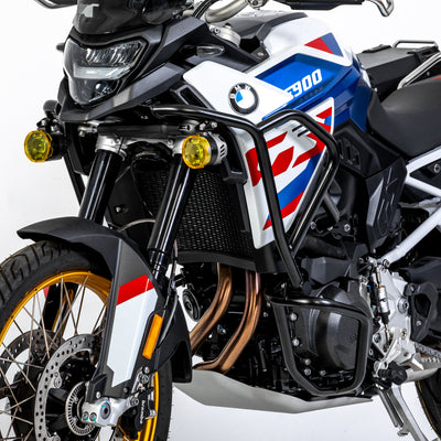 Dettaglio della barra serbatoio e della barra motore LOBOO CHG025 nere sul lato sinistro della F900GS