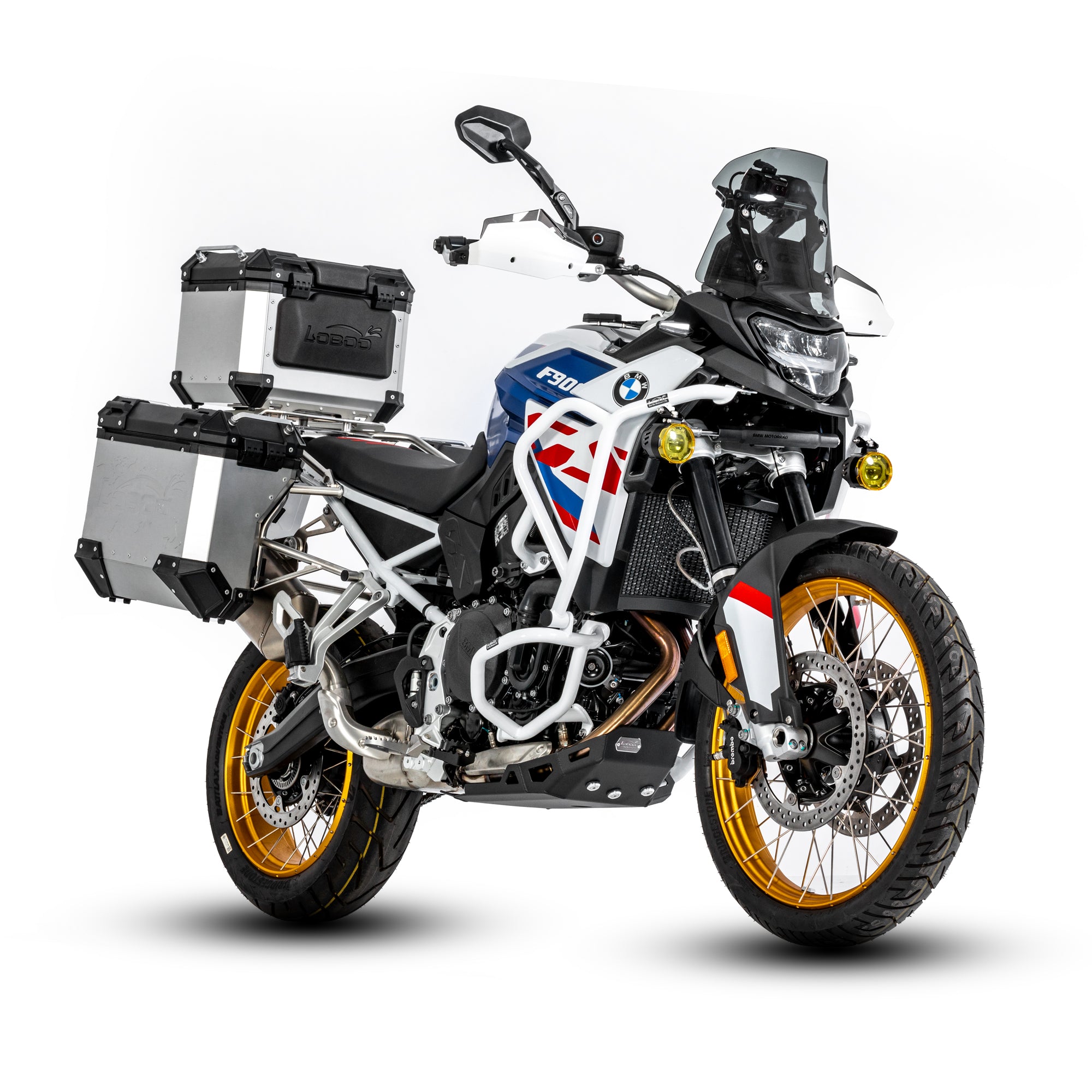 BMW F900GS con crash bar LOBOO CHG025 bianco, vista tre quarti anteriore sinistra con valigie