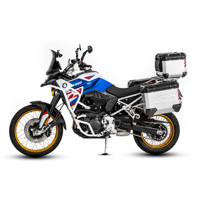BMW F900GS con crash bar LOBOO CHG025 bianco, vista laterale sinistra con valigie in alluminio