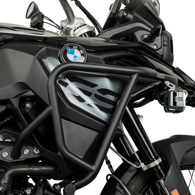 Dettaglio della barra superiore LOBOO CHG033 nera all'altezza del serbatoio della BMW F850GS