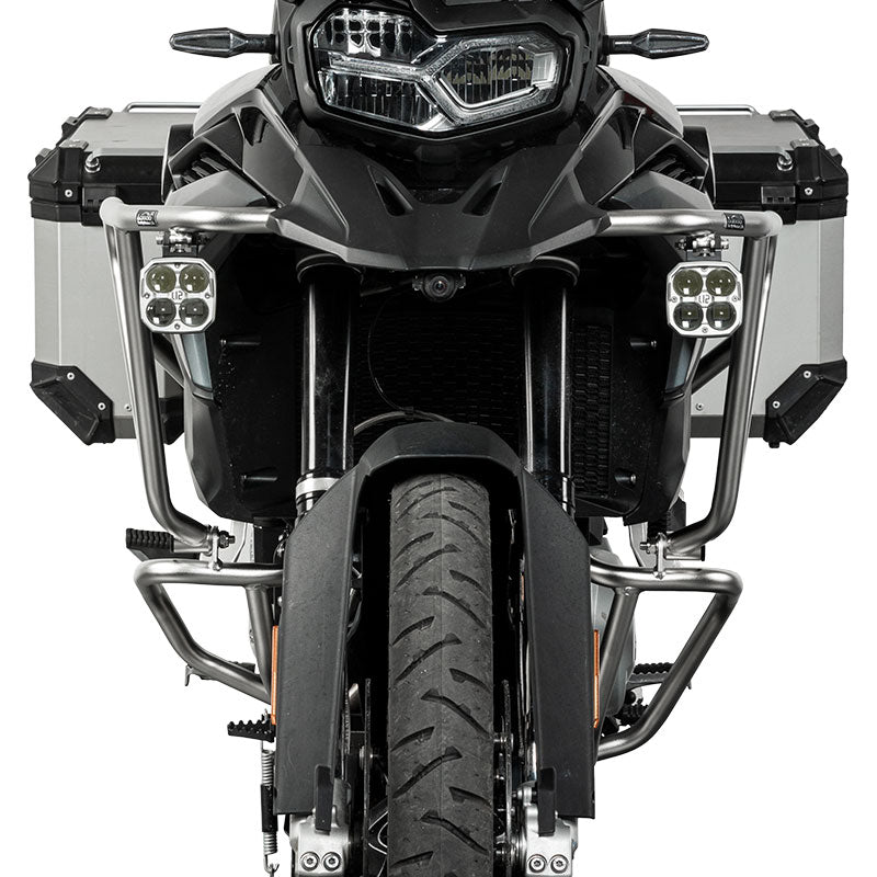 Vista frontale della BMW F850GS con crash bar LOBOO CHG033 argento e faretti ausiliari