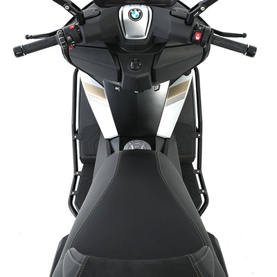 Crash bar LOBOO CHG102 visto dal posto di guida della BMW C 400 GT