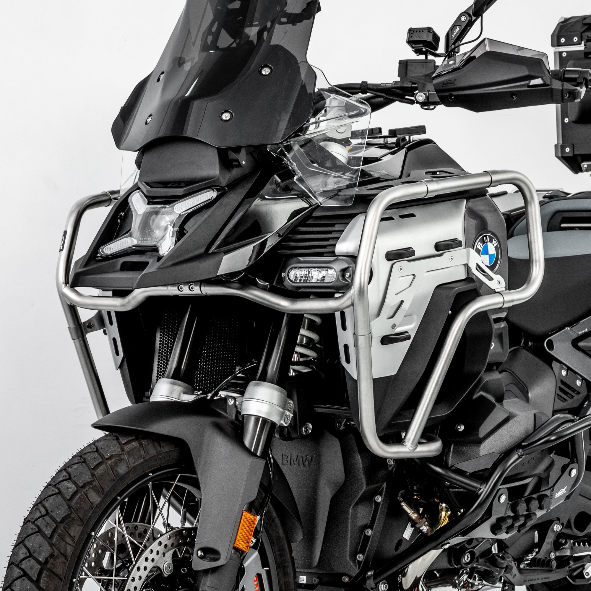 Crash bar LOBOO CHG151 argento sulla BMW R 1300 GS Adventure, vista tre quarti anteriore