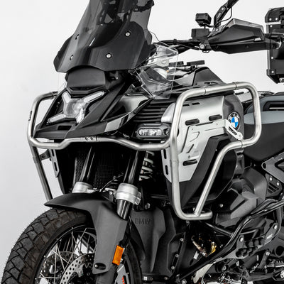 Crash bar LOBOO CHG151 argento sulla BMW R 1300 GS Adventure, vista tre quarti anteriore