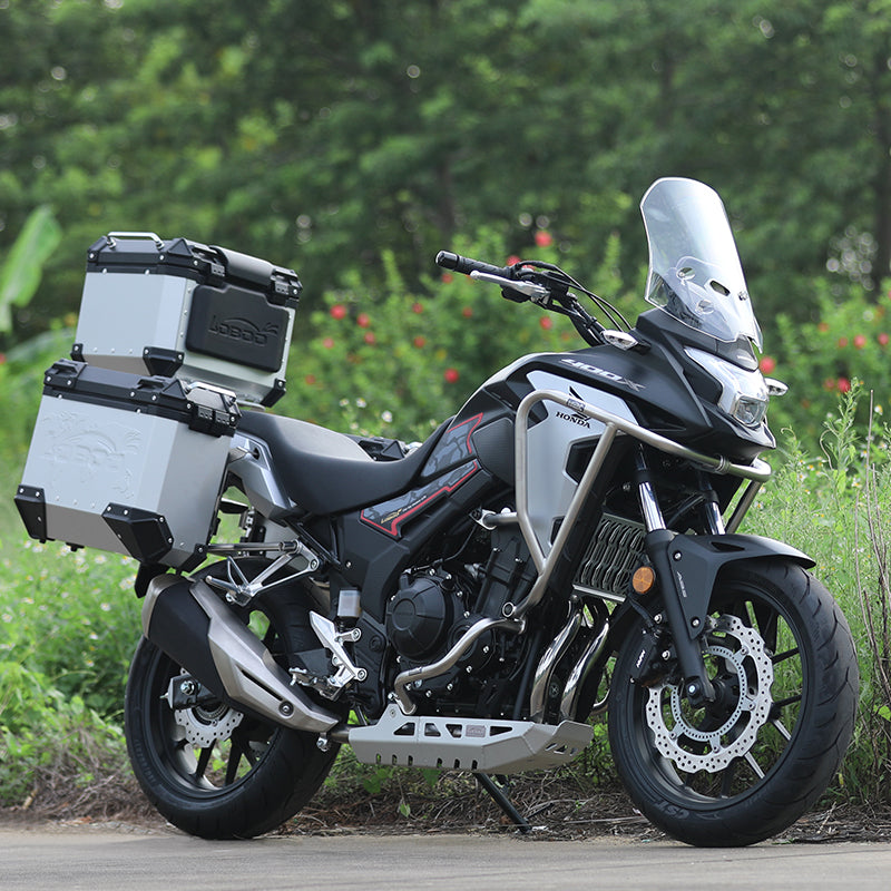 Honda CB400X con crash bar LOBOO CHG281 montato, vista di tre quarti anteriore destra