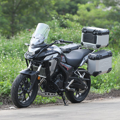Honda CB400X con crash bar LOBOO CHG281 e valigie laterali, vista di tre quarti anteriore