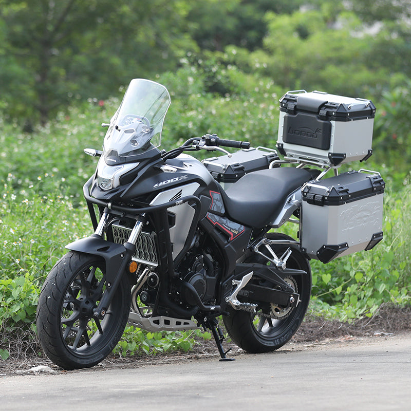 Honda CB400X con crash bar LOBOO CHG281 e valigie laterali, vista di tre quarti anteriore