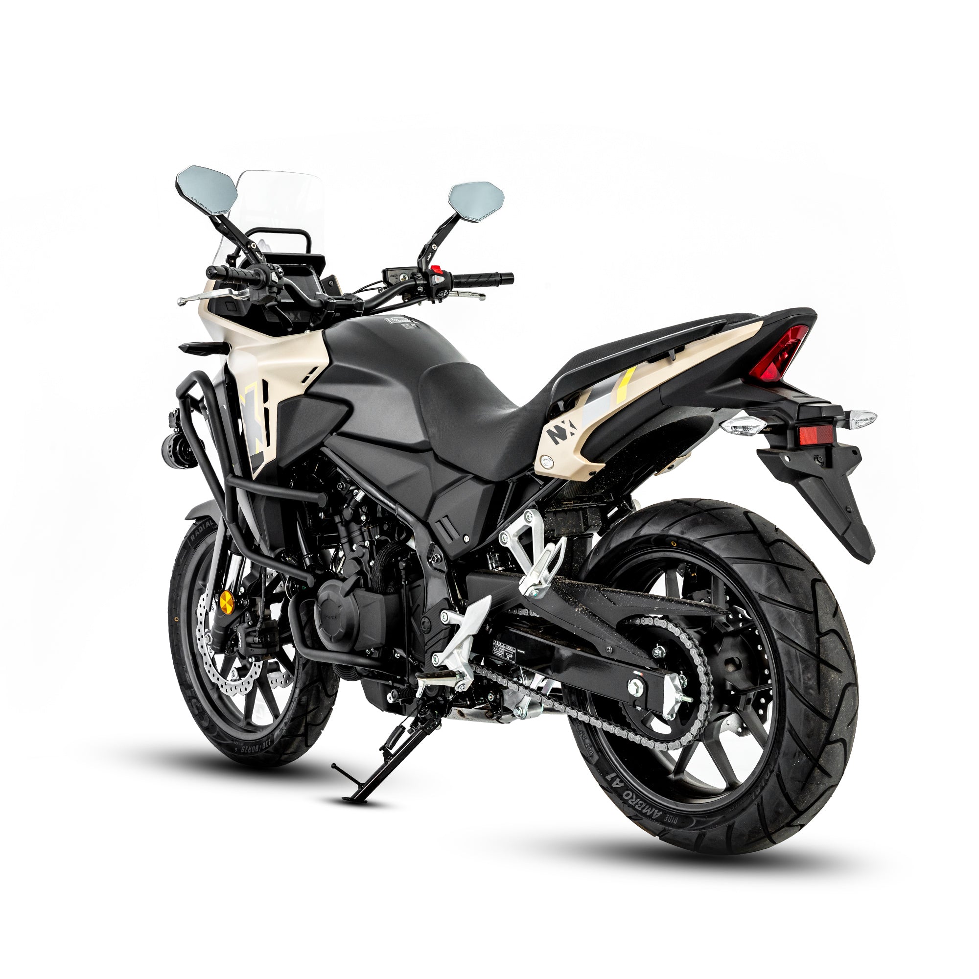 Honda NX400 con crash bar LOBOO CHG289 nero, vista tre quarti posteriore sinistra