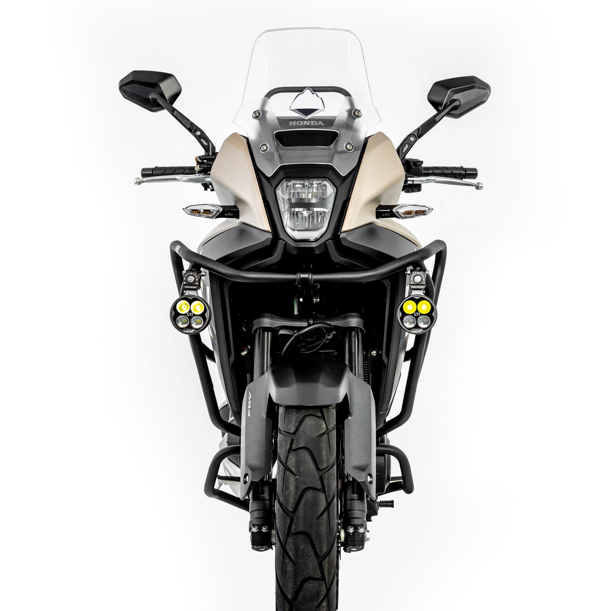 Vista frontale della Honda NX400 con crash bar LOBOO CHG289 nero e faretti ausiliari