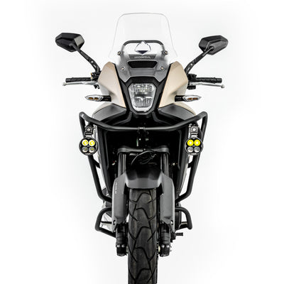 Vista frontale della Honda NX400 con crash bar LOBOO CHG289 nero e faretti ausiliari