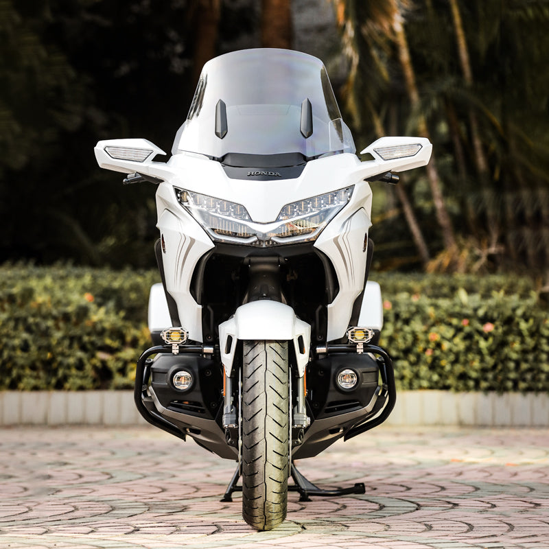 Honda Gold Wing GL1800 bianca con crash bar LOBOO CHG34 nero e faretti ausiliari, vista frontale