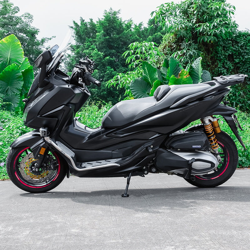 Honda Forza 350 con crash bar LOBOO CHG37 argento, vista laterale