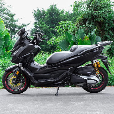 Honda Forza 350 con crash bar LOBOO CHG37 argento, vista laterale ravvicinata