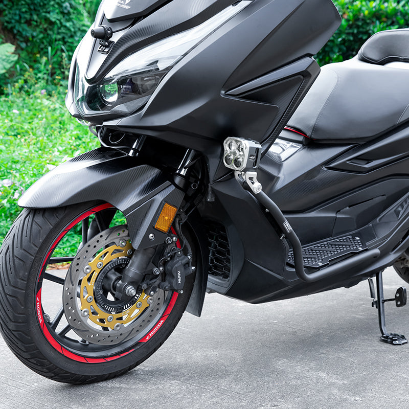 Crash bar LOBOO CHG37 argento sul fianco anteriore sinistro della Honda Forza 350