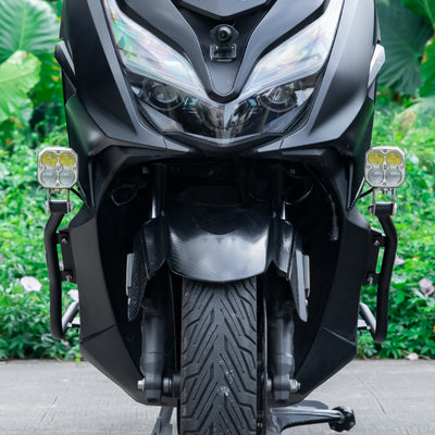 Honda Forza 350 con crash bar LOBOO CHG37 nero e faretti ausiliari, vista frontale