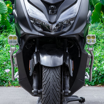 Honda Forza 350 con crash bar LOBOO CHG37 argento e faretti ausiliari, vista frontale