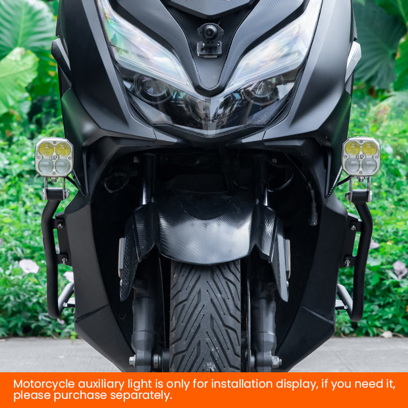 Honda Forza 350 con crash bar CHG37 nero, vista frontale, con l'avviso LOBOO che i faretti non sono inclusi