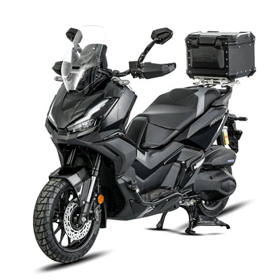 Dettaglio dell'attacco superiore del crash bar LOBOO CHG511 sulla carena della Honda ADV 350