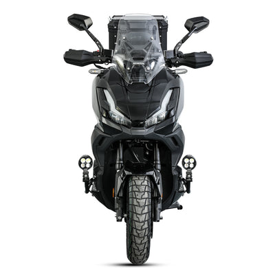 Vista frontale della Honda ADV 350 con crash bar LOBOO CHG511 e faretti ausiliari