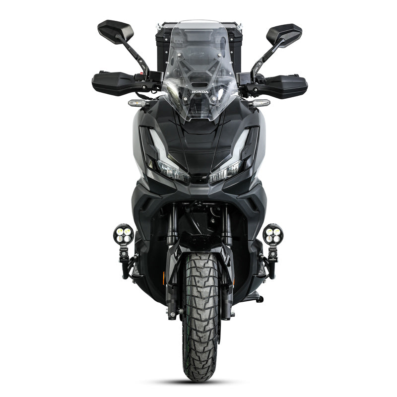 Vista frontale della Honda ADV 350 con crash bar LOBOO CHG511 e faretti ausiliari