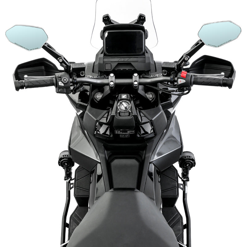Vista dalla sella della Honda ADV 350 con crash bar LOBOO CHG511 montato