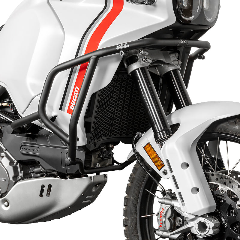 Crash bar LOBOO CHG581 nero che chiude davanti al radiatore della Ducati DesertX