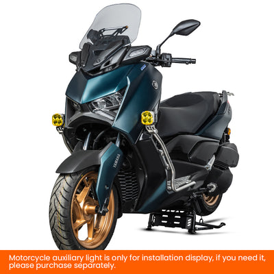 Yamaha XMAX 300 con crash bar LOBOO CHG862 argento e faretti ausiliari, tre quarti anteriore