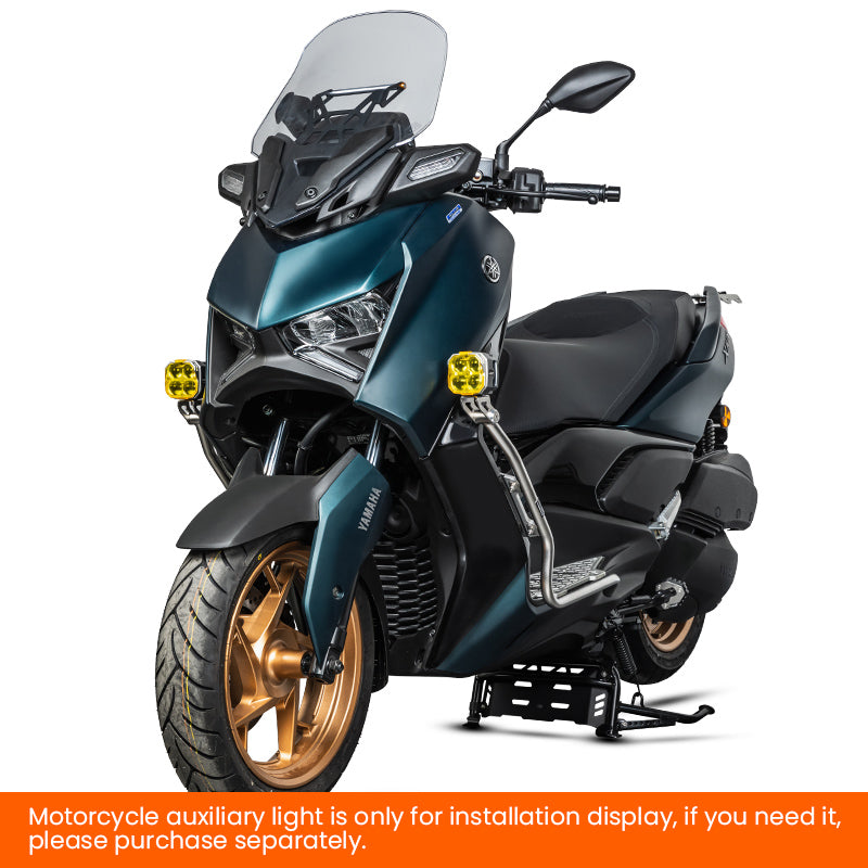 Yamaha XMAX 300 con crash bar LOBOO CHG862 argento e faretti ausiliari, tre quarti anteriore