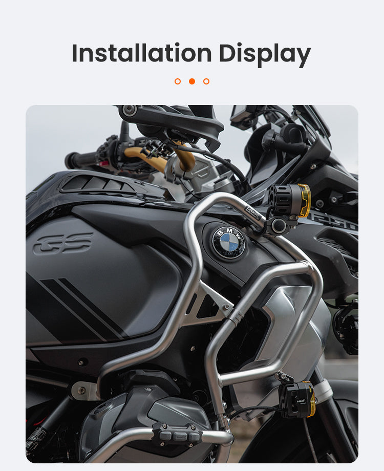 Regardez comment il se présente sur la moto