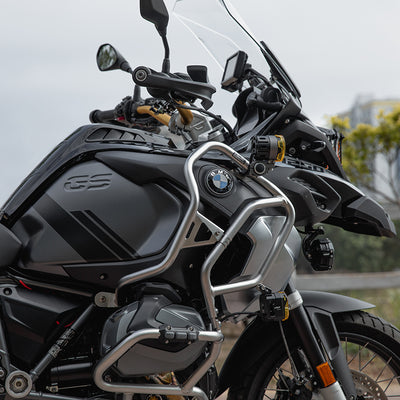Vista di tre quarti anteriore della R 1250 GS Adventure con crash bar CHG082 e faretti montati