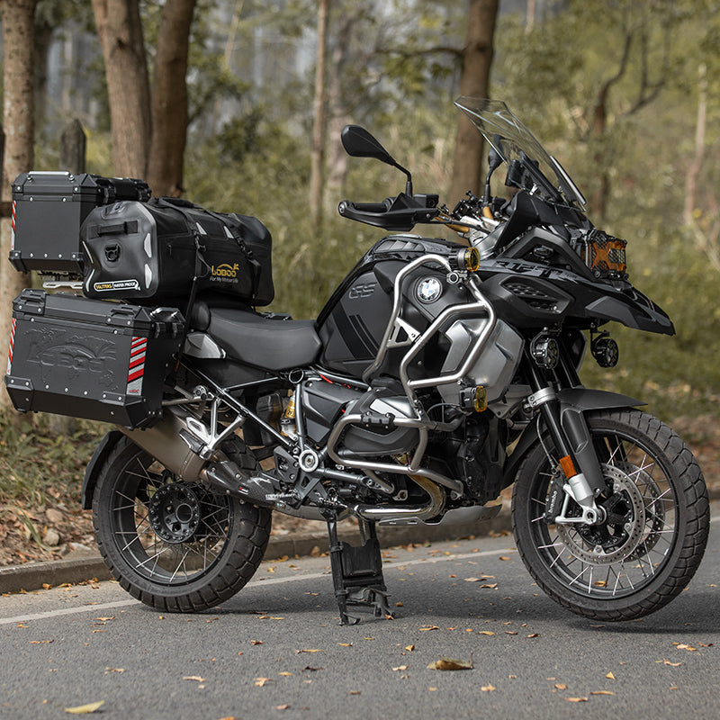 BMW R 1250 GS Adventure con crash bar CHG082 e bagaglio LOBOO completo, fotografata nel bosco