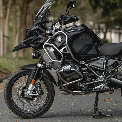 Vista laterale della BMW R 1250 GS Adventure con il crash bar serbatoio CHG082 installato