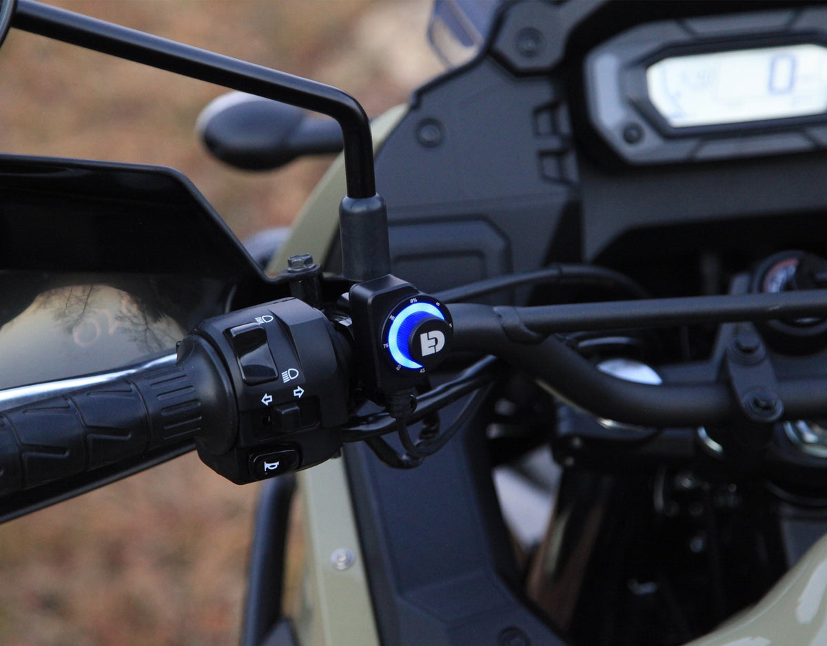 Dettaglio dell'interruttore DialDim DENALI al manubrio della Kawasaki KLR 650