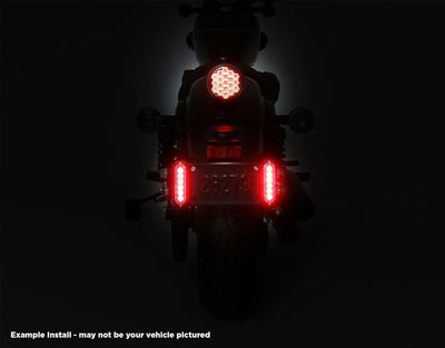 Doppia luce freno B6 DENALI accesa ai lati della targa sulla Honda Africa Twin, vista notturna