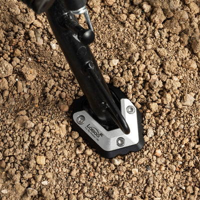 Cavalletto laterale con estensione CJC603 appoggiato su terra battuta