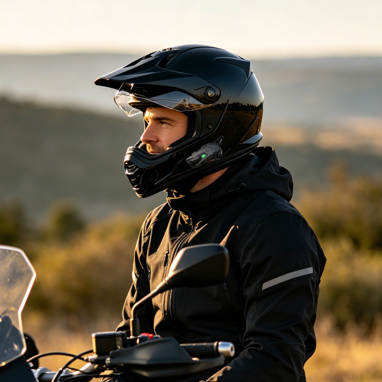 Interfono R1M su casco integrale durante una sosta
