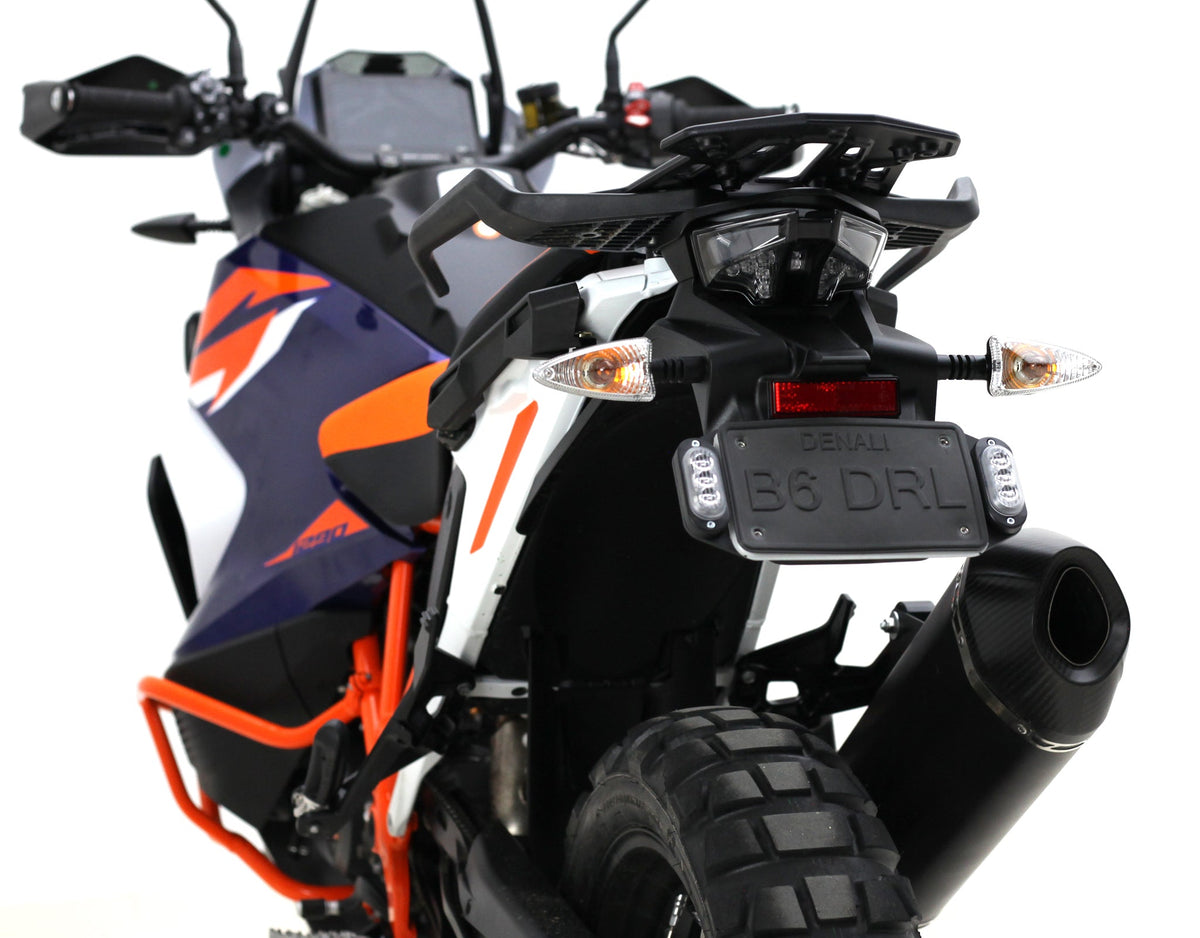 Indicatori T3 DENALI accesi sulla coda della KTM 1290 Super Adventure