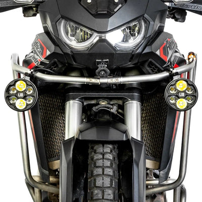 Fari LOBOO L18S montati sulla crash bar di una Honda Africa Twin con luce gialla accesa