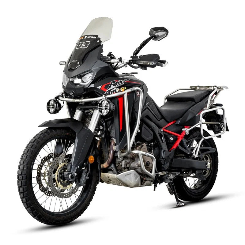 Honda Africa Twin con coppia di fari ausiliari LOBOO L18S installati sulla crash bar