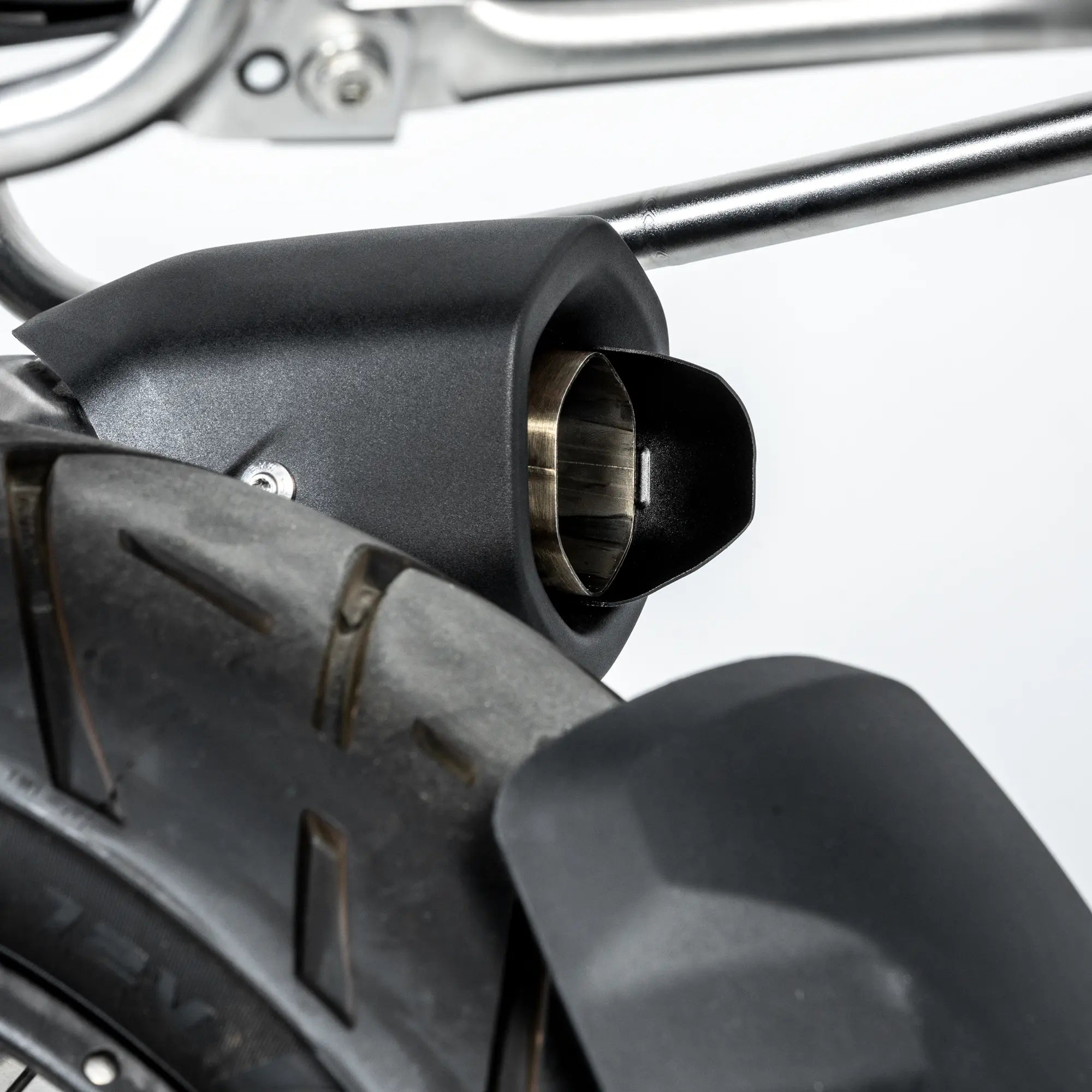 Deflettore CPQ131 montato sul terminale OEM della BMW R 1300 GS