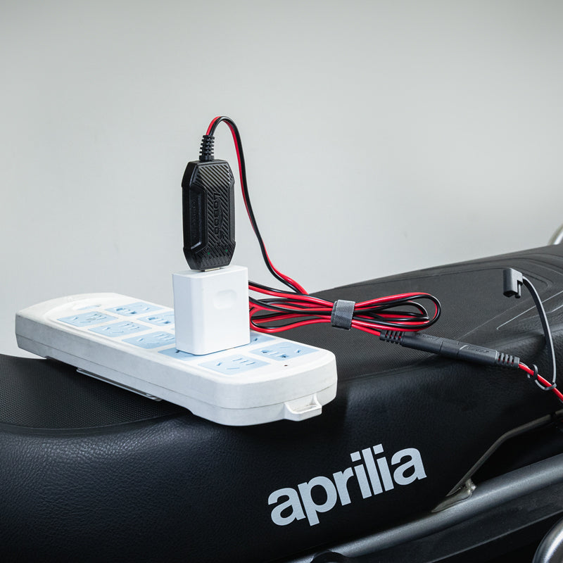 C20Pro alimentato da una ciabatta domestica per la ricarica della batteria della moto