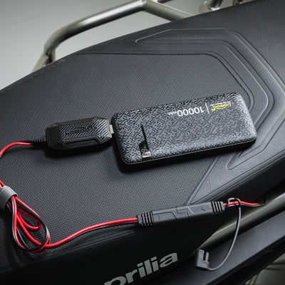 Ricarica della batteria della moto con C20Pro e power bank, senza presa di corrente